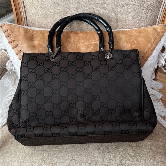 Guccibamboo handle brown cloth tote 👜 Nice 😊
